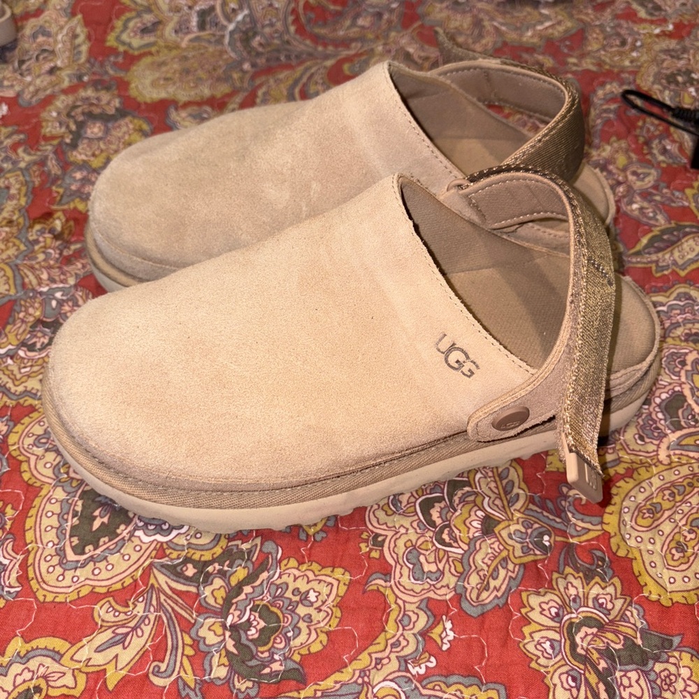 UGG golden star clog